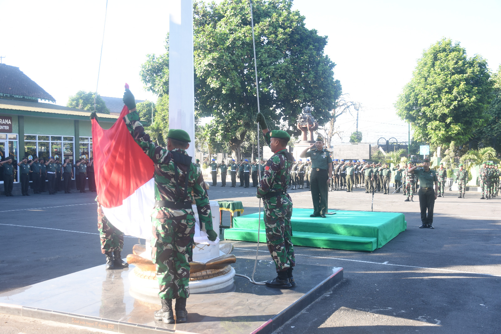 Tumbuhkan Jiwa Kedisiplinan Prajurit, Korem 073/Makutarama Gelar Upacara Bendera